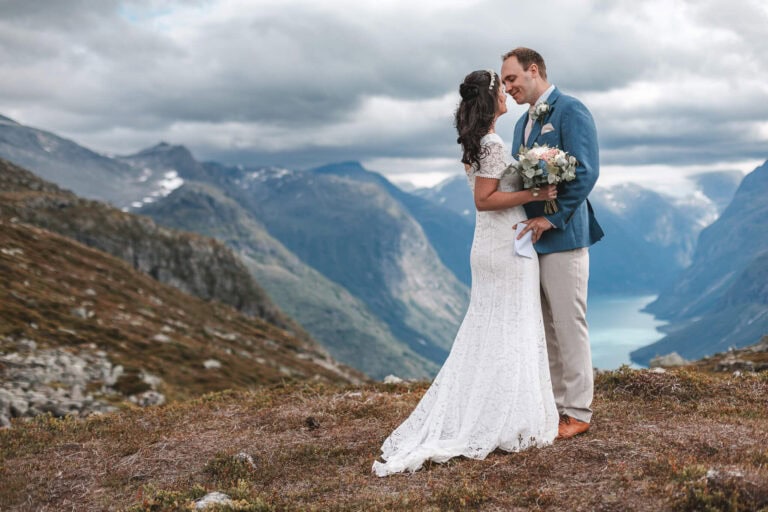 Cecile Conquer elopement destination wedding travel fjords nordic Norwegen Hochzeit reisen Erlebnis adventure 43 768x512